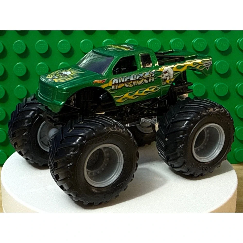 Hot Wheels Monster Jam Avenger 20 Years Green Skull Flame Diecast Truck 1:64